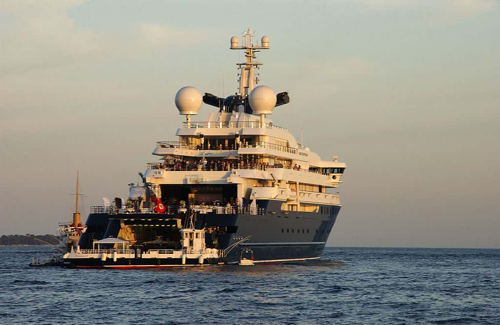 who owns superyacht radiant